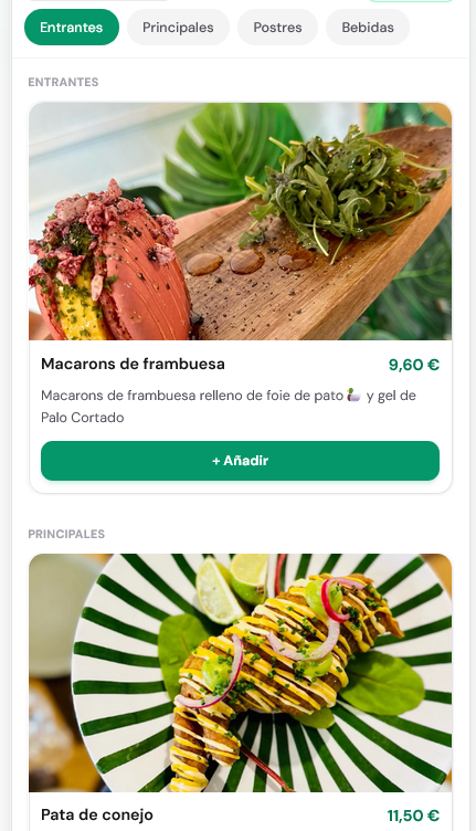 Comensales viendo platos en carta digital